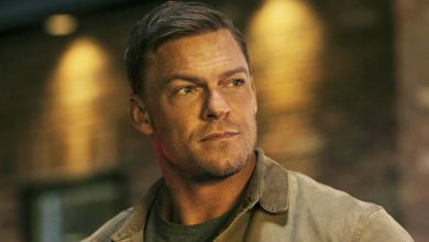 Jack Reacher Alan Ritchson melihat ke seberang bingkai di Reacher